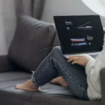 Klientka porównująca produkty w sklepie internetowym