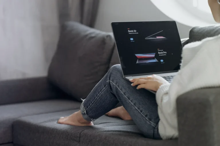 Klientka porównująca produkty w sklepie internetowym