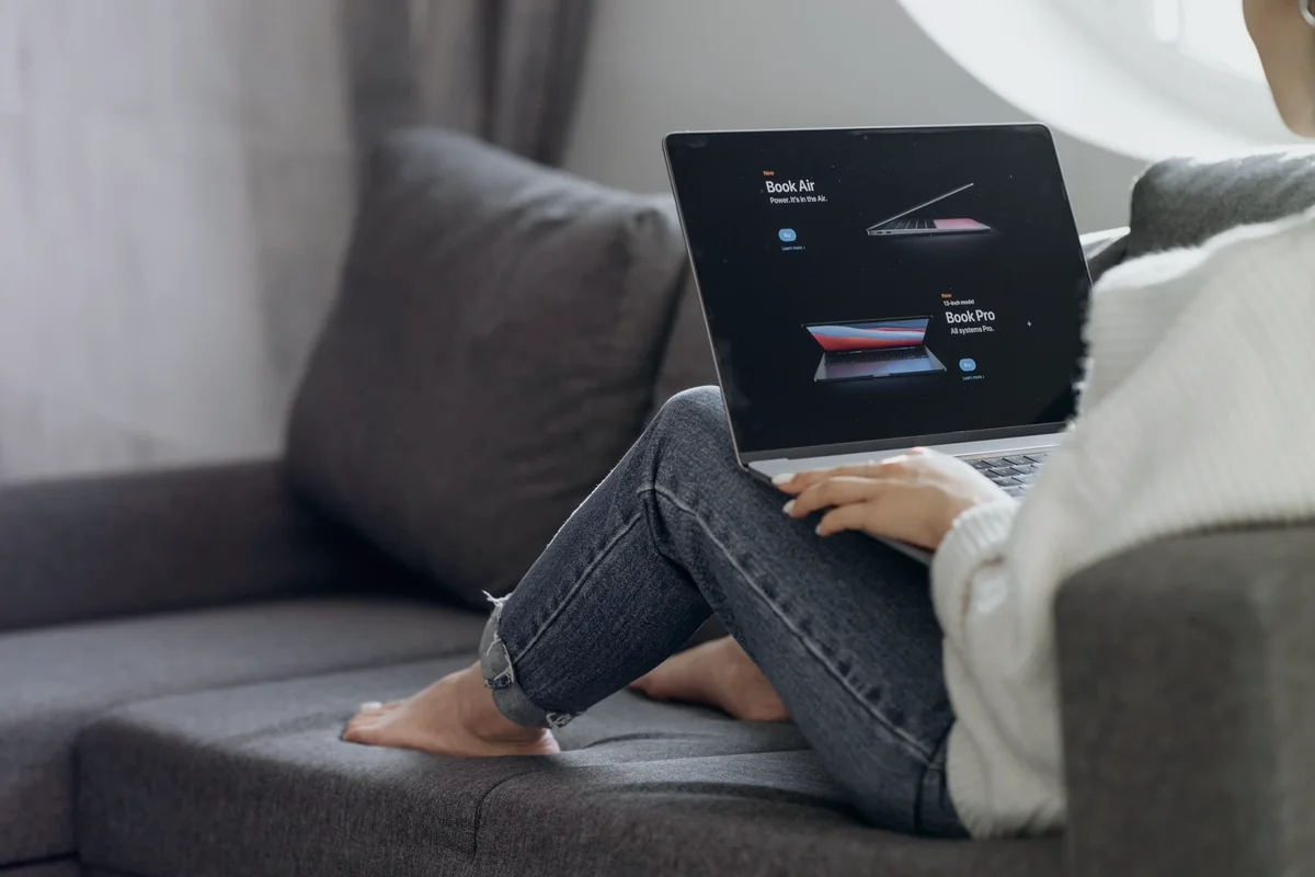 Klientka porównująca produkty w sklepie internetowym