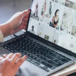 Klientka przeglądająca prezentację produktów w internecie