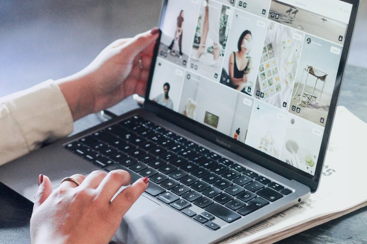 Klientka przeglądająca prezentację produktów w internecie