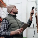 Pracownik skanujący produkty podczas kontroli magazynu