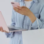 Sprzedaż internetowa prowadzona na telefonie i laptopie