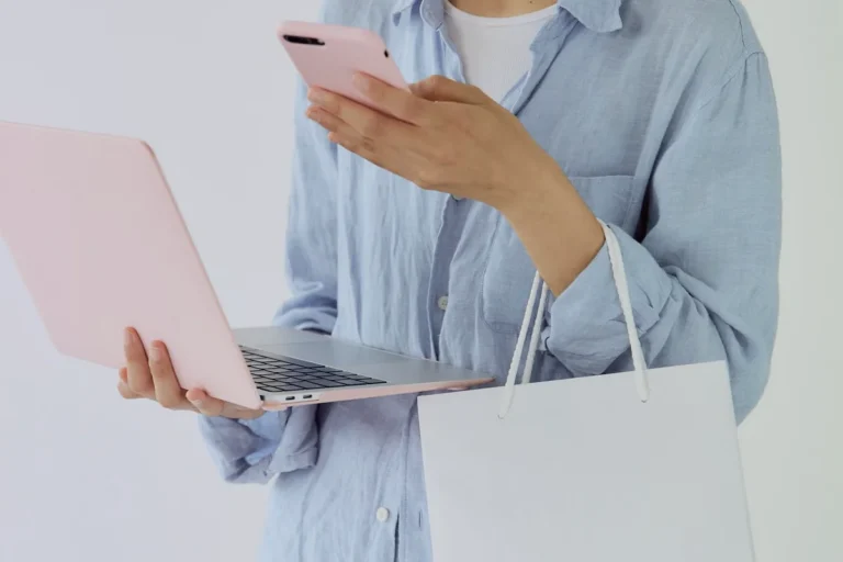 Sprzedaż internetowa prowadzona na telefonie i laptopie