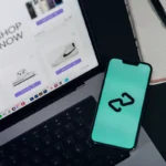 Sklep internetowy widoczny na laptopie i smartfonie