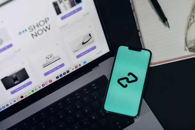 Sklep internetowy widoczny na laptopie i smartfonie